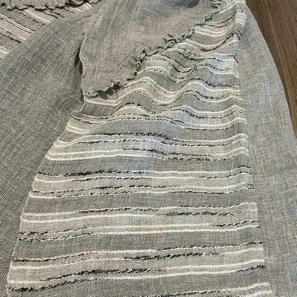 Authentic Italian Linen Ruffle Scarf - Picture 2 of 6